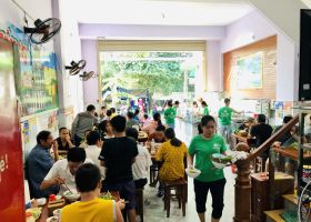 Khách tại Phở Hùng